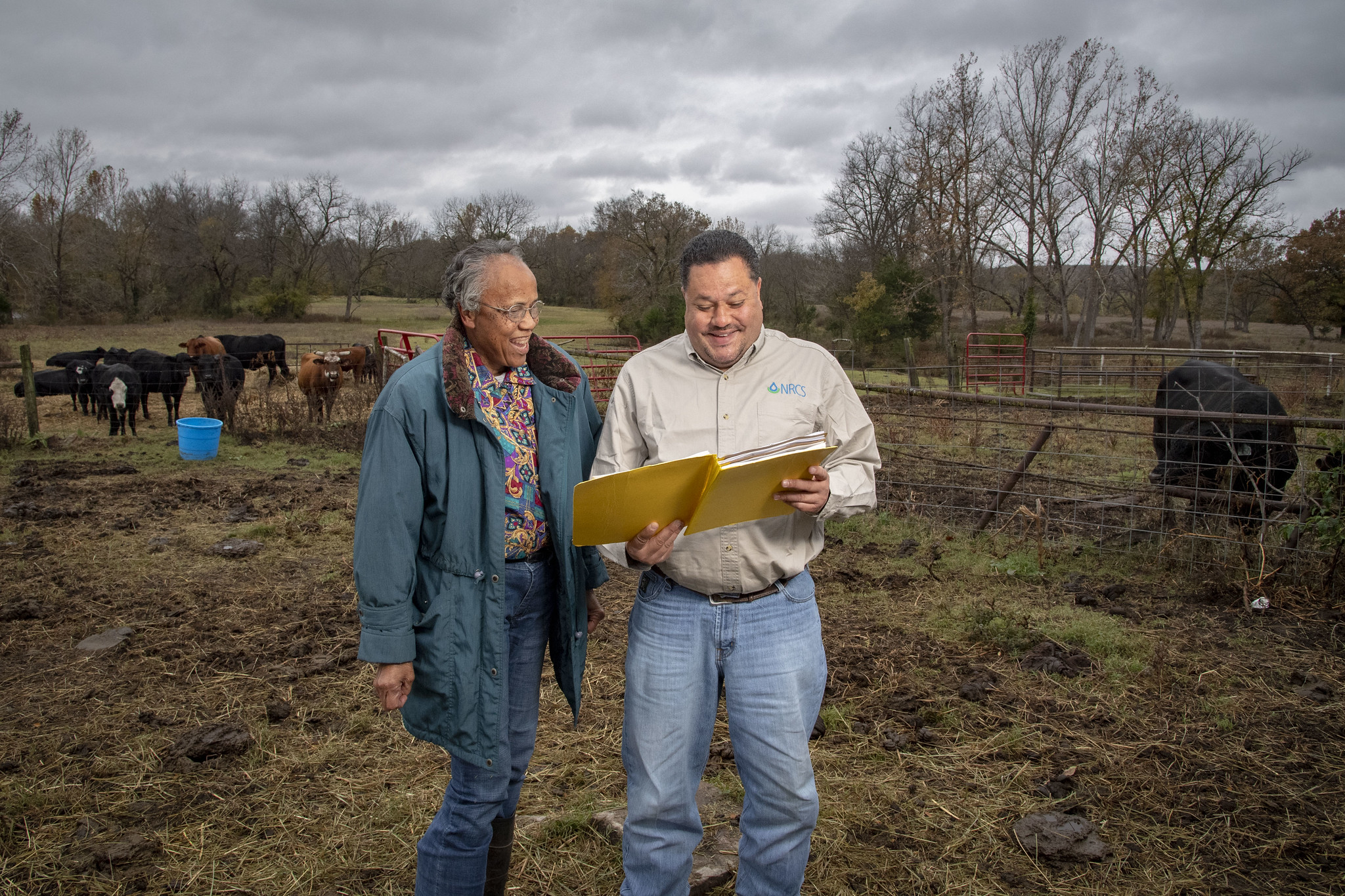 Two farmers talking in a field. PC: USDA