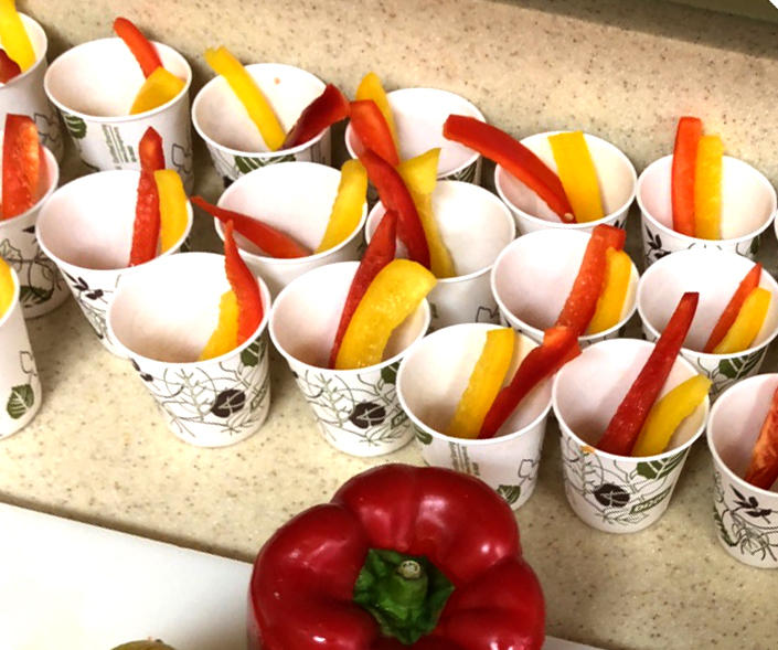 Pepper slices in cups