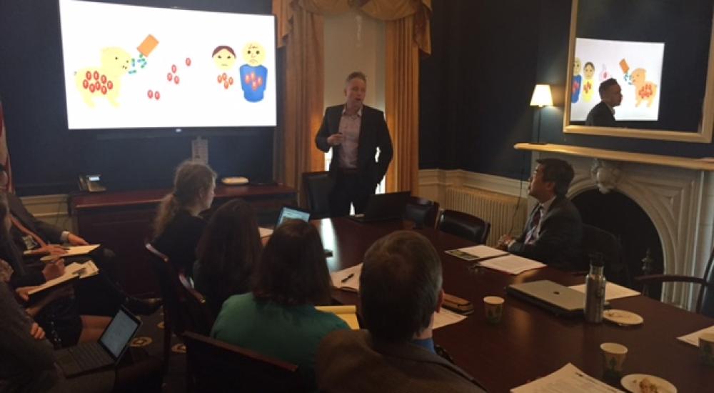 Presentation around a conference table with a screen.