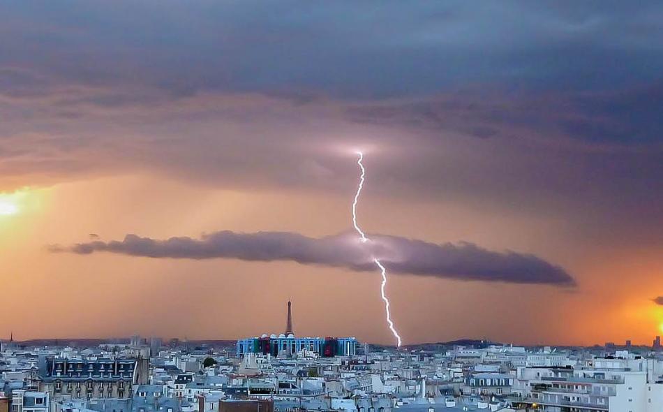 lightning and the city of paris