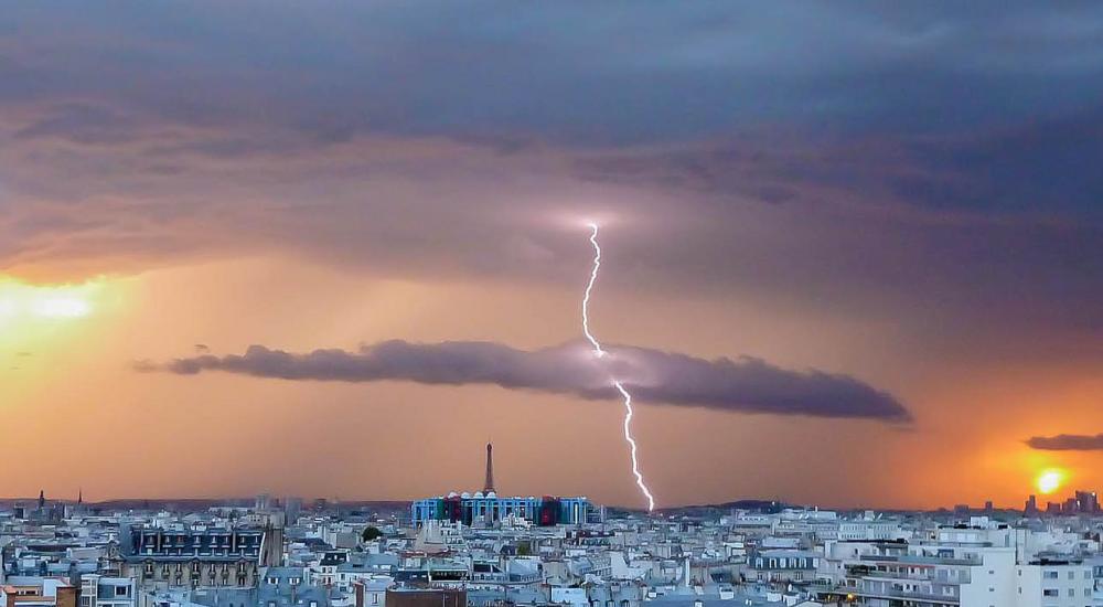 lightning and the city of paris