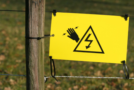 electric fence warning sign